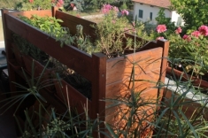 Balcone lato cucina: raccolta differenziata e angolo aromatiche.