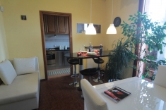 Appartamento con zona giorno in comune.