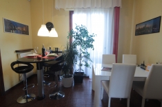 Appartamento con zona giorno in comune.