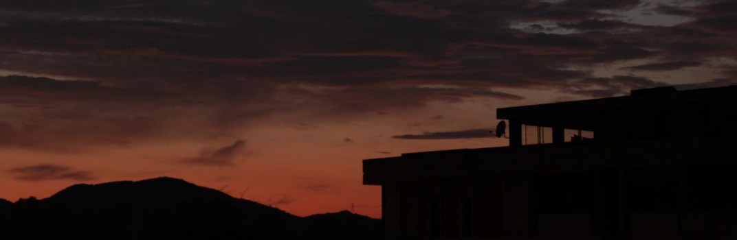 Vista del tramonto dalla camera con terrazzo, internet fibra e utenze incluse