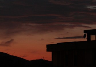 Vista del tramonto dalla camera con terrazzo, internet fibra e utenze incluse